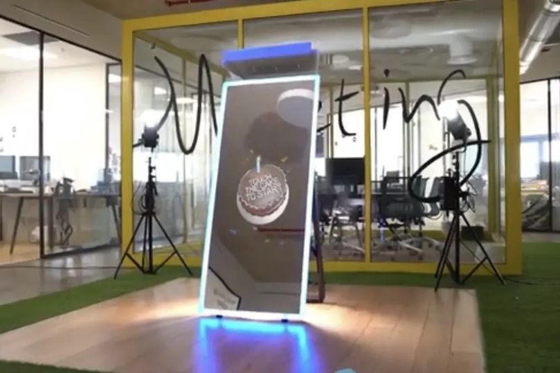 SHOWTIME PHOTO MIRROR BOOTH