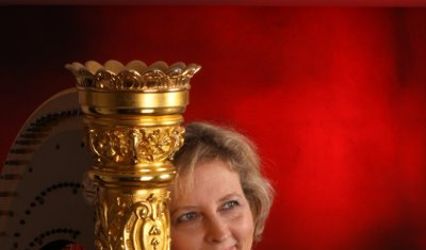 Harpist Robin Roys