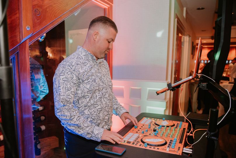 DJ Lennox : DJ and Photo Booth Services