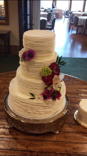 Queen Of Cakes Wedding Cake Minneapolis Mn Weddingwire