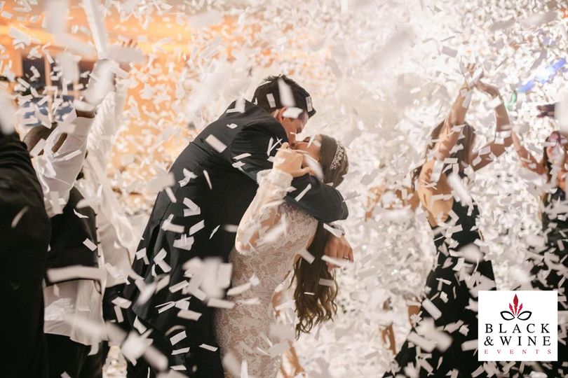 BLACK AND WINE EVENTS - Hora Loca Miami