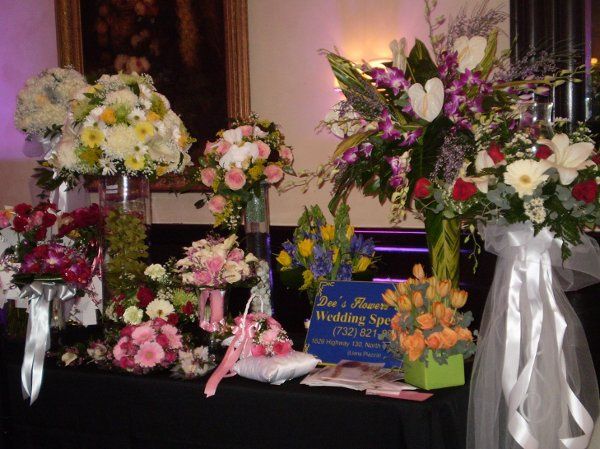 Dee's Flowers & Gifts