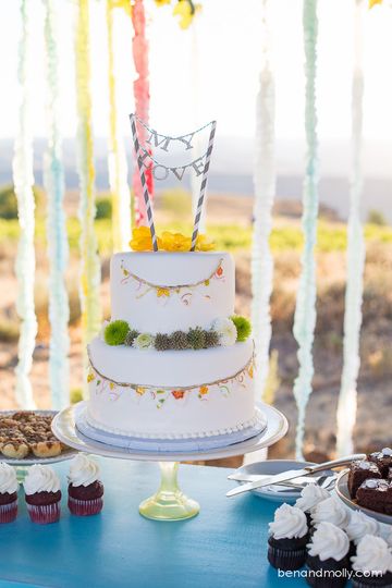 Cake Chic Studio Wedding Cake Wenatchee Wa Weddingwire