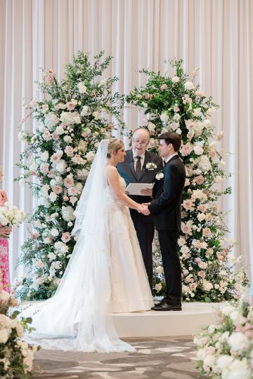 Linens & Flowers Design
