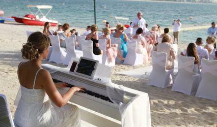 Pianist Anna Demis