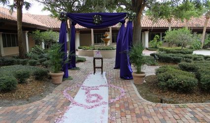 The Courtyard at The Oaks