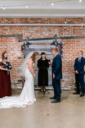 Lauren Vargas, Officiant
