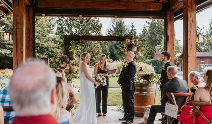 Hillary Lundberg - PNW Wedding Officiant