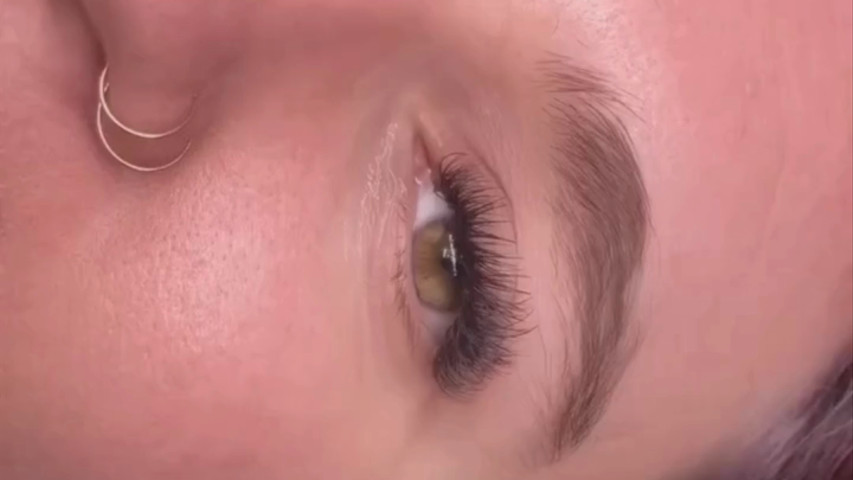 Get the Perfect Blend with Hybrid Lash Extensions 