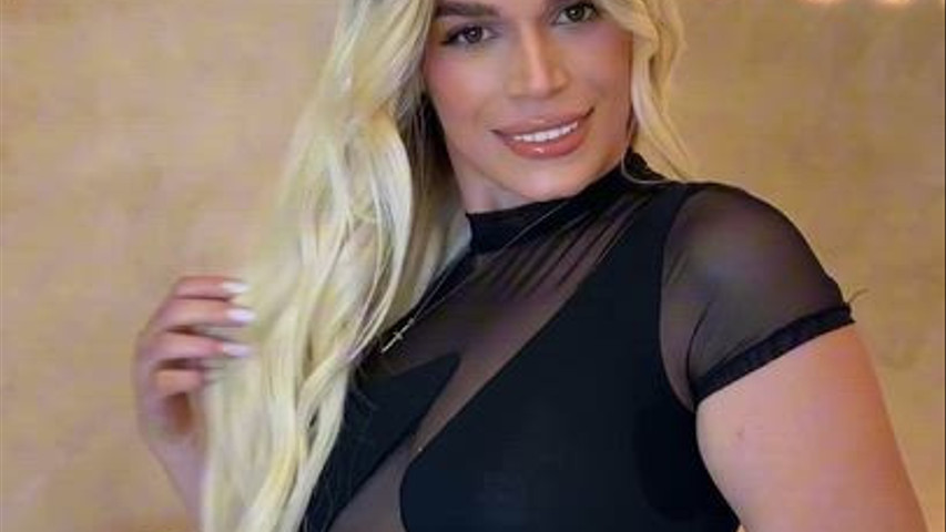 Soft Blonde Waves & Natural Glam