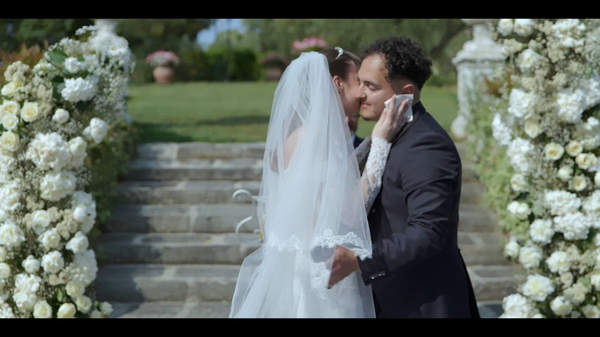 A Tuscan Love Story: Celine & Davide’s Luxury Wedding Among Vineyards and Golden Hills