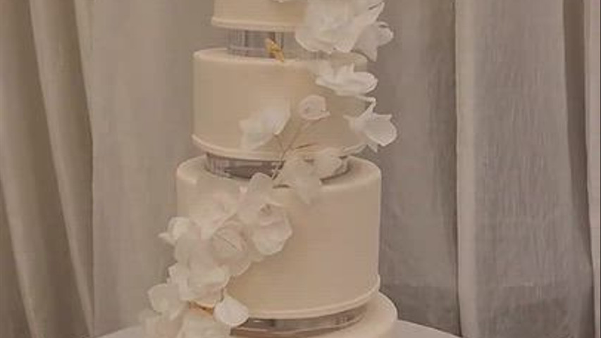 Timeless elegance wedding cake