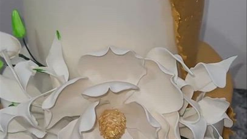 Golden Magnolia Elegance Wedding Cake