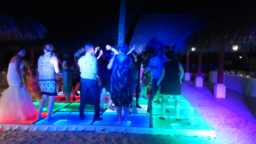 Everyone to the dance floor