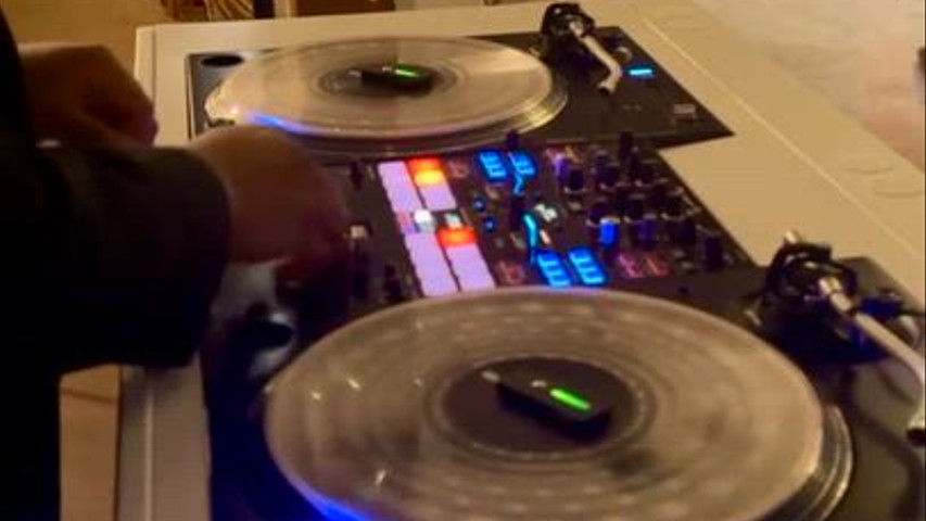 DJ Mixing 2 Songs