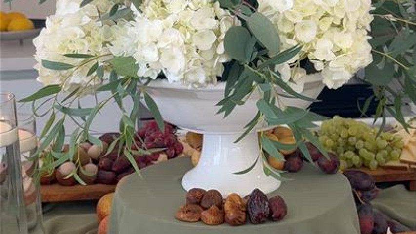 Intimate reception hour 