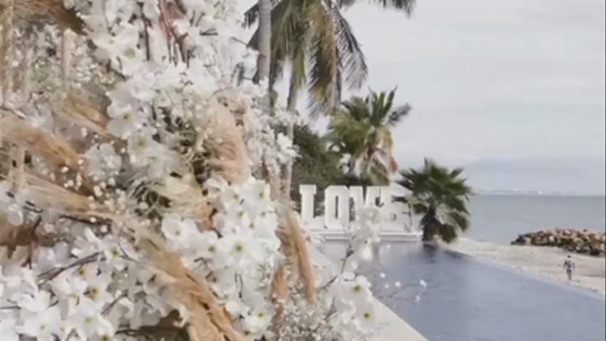 White wedding with pampas 