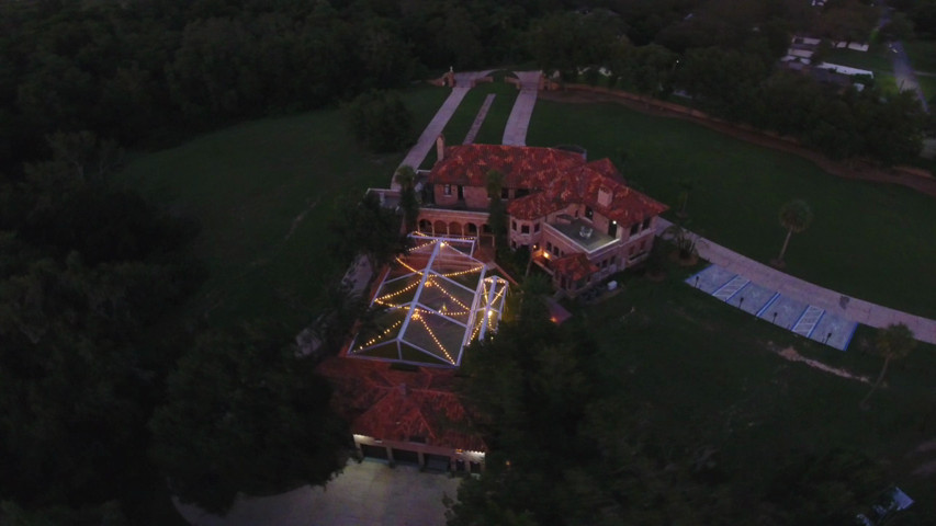 A venue with a touch of vintage, marvelous look and breathtaking views. Gorgeous for weddings!