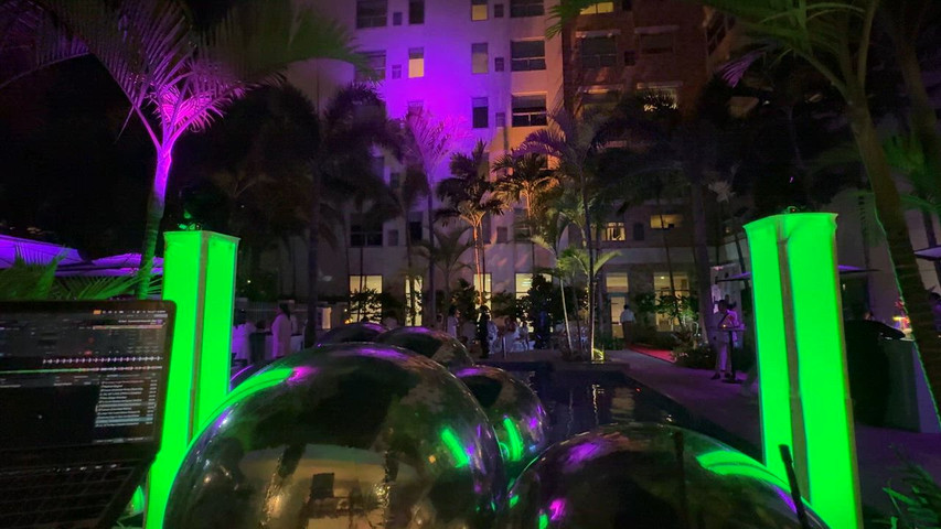 Glow Totem Towers + 2 Moving Head Wash Lights