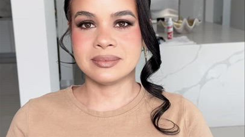 Bridesmaid hair and makeup inspired in Bridgerton