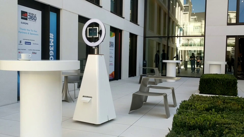 iHubb - The World's First Robotic Photobooth 