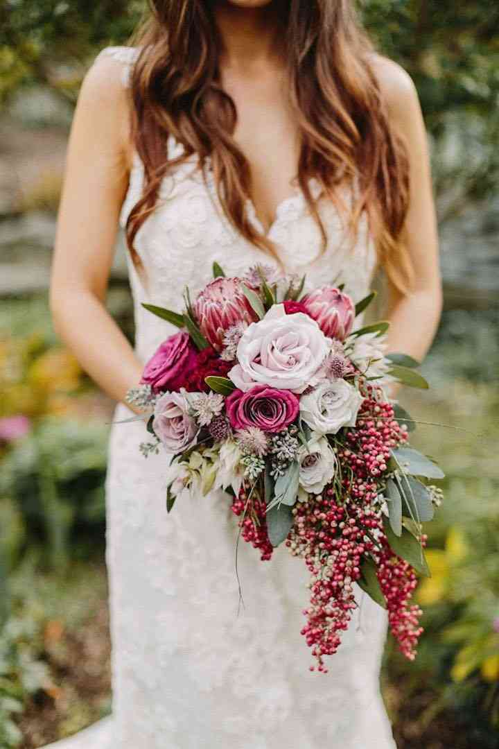 Cascading Bouquets The 80s Trend That S Back In A Big Way Weddingwire