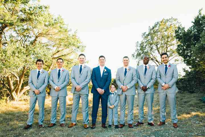 what do groomsmen wear