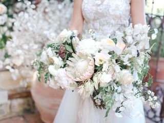 Cascading Bouquets: The ‘80s Trend That’s Back in a BIG Way