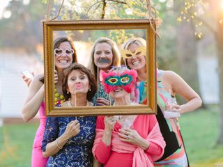 How to Entertain Guests Between the Ceremony and Reception