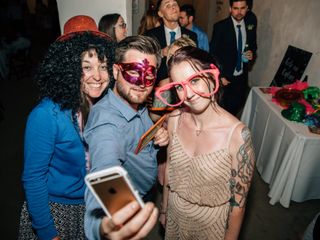 How to Survive Attending a Wedding Without a Plus-One