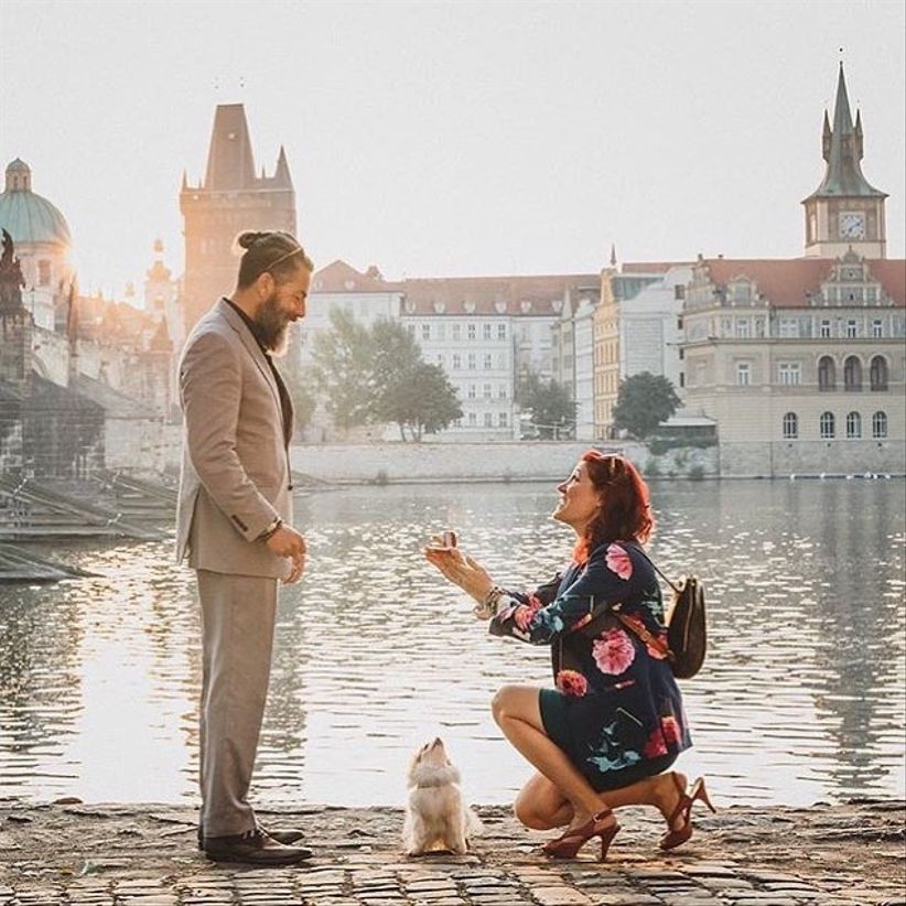 woman proposing to man