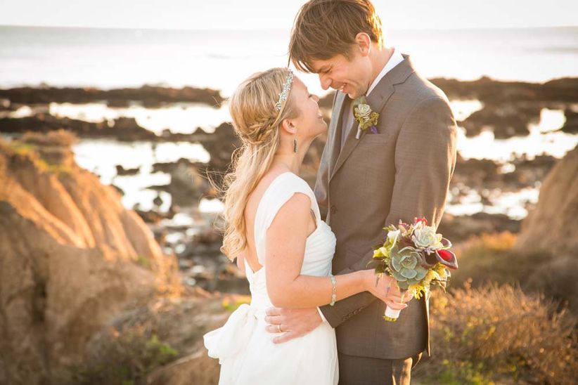 Las fotos más románticas de bodas reales recién casados al atardecer cerca del océano