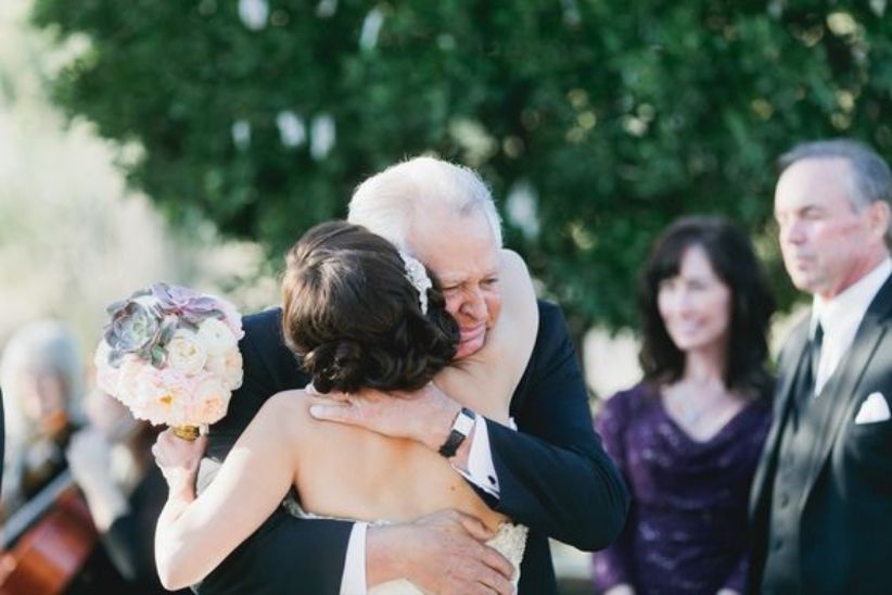 Andrew + Jade [Fotografía] - abrazando al abuelo