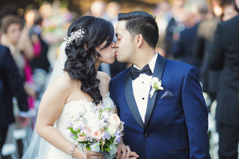 Cómo crear el álbum de bodas perfecto pareja besándose recesion