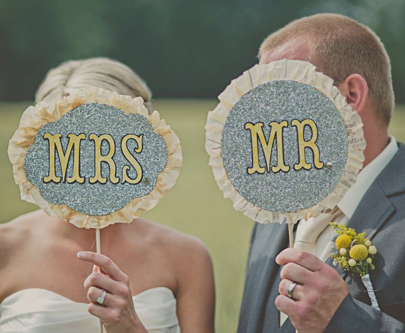 17 fotos de boda que son obligatorias pareja con mr y mrs signos