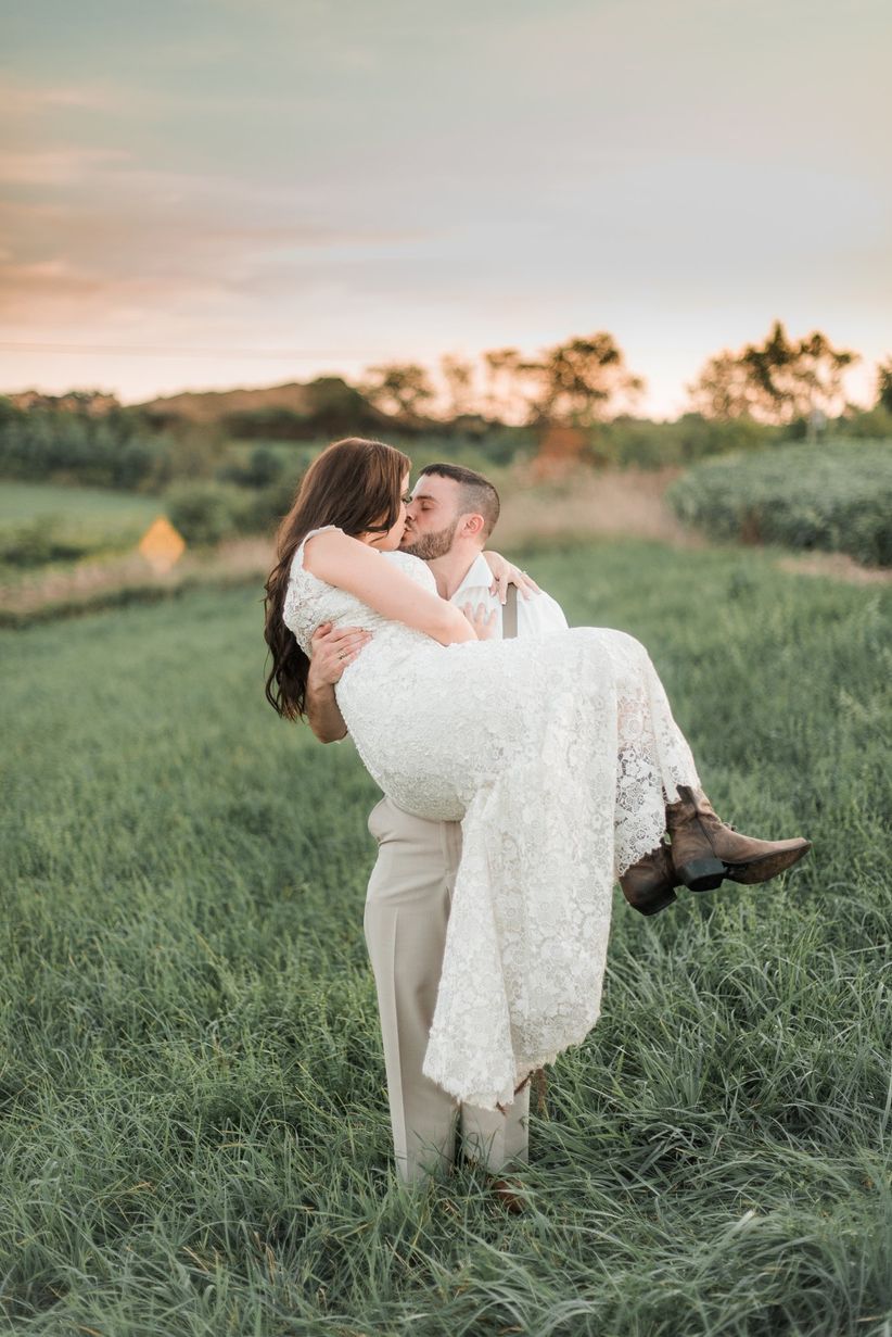 Las fotos más románticas de bodas reales novia y el novio romántica pose sincera en un campo