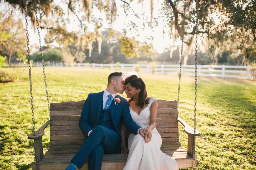 Las fotos más románticas de bodas reales novia y el novio pose sincera en columpio porche