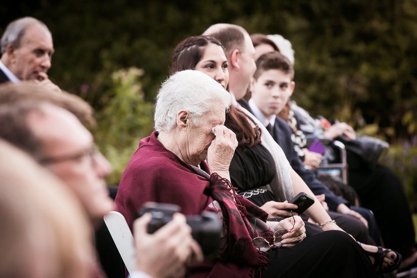 17 fotos de boda que son obligatorias abuela llorando en la ceremonia
