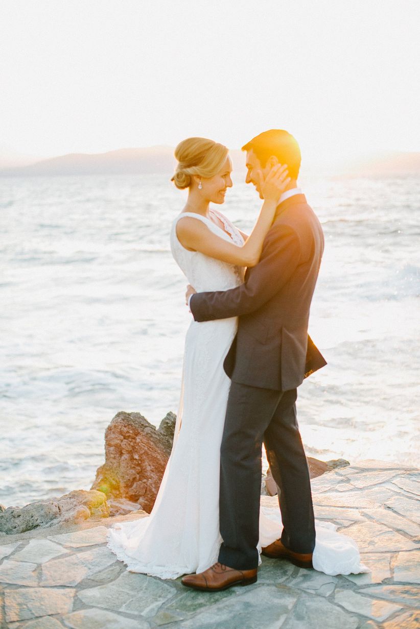 pareja posar en la boda al atardecer en Grecia 
