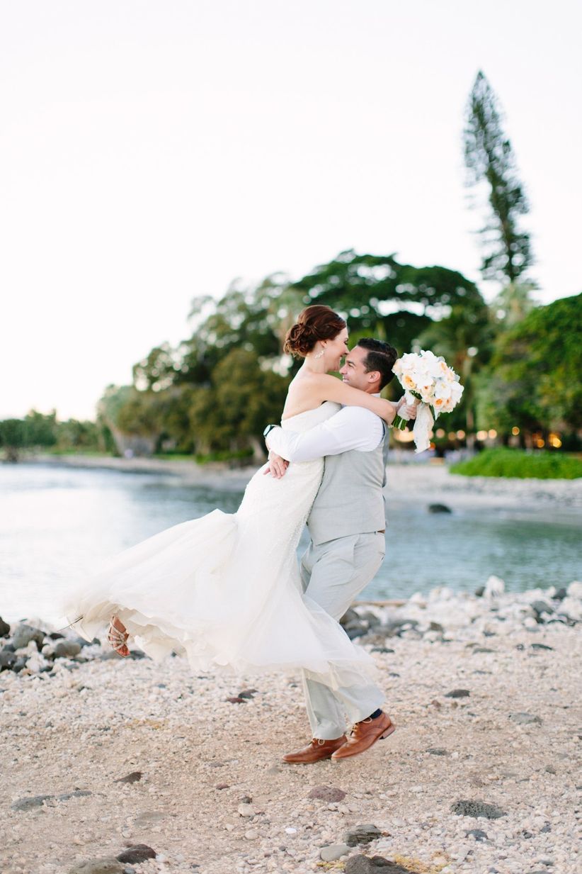 Las fotos más románticas de bodas reales boda en la playa de novios en hawaii