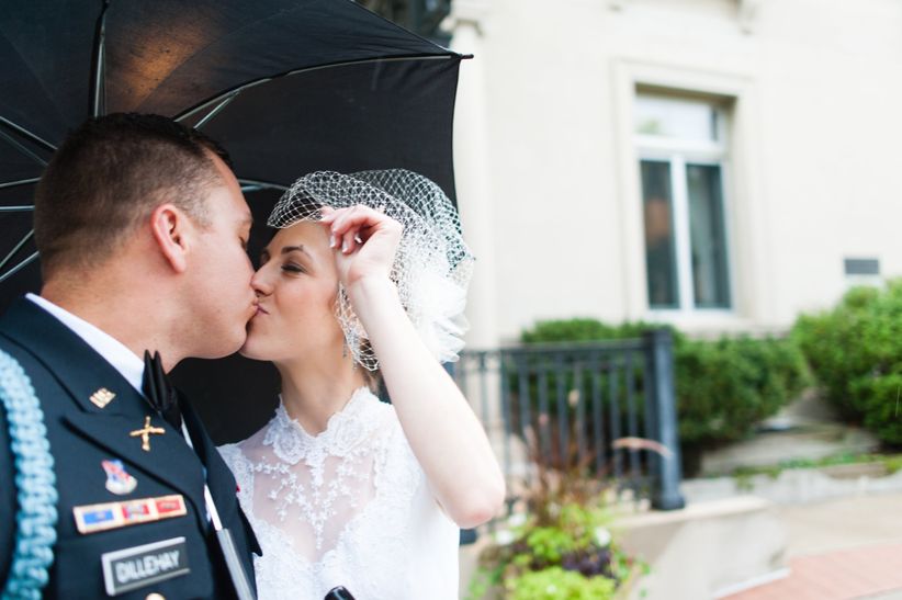 Las fotos más románticas de bodas reales boda militar de día lluvioso