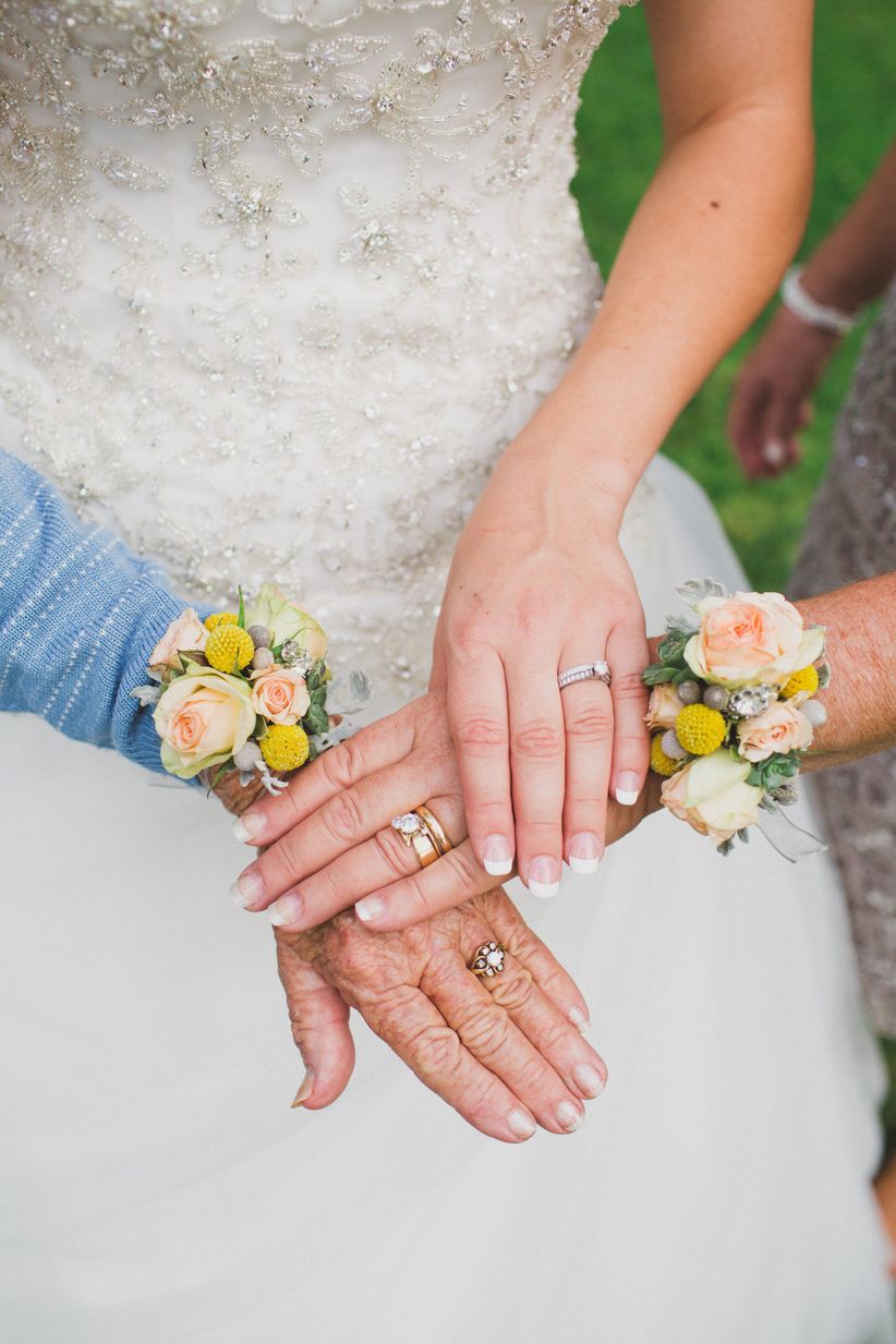 18 fotos de padres del día de la boda novia madre y abuela posan con sus anillos de boda