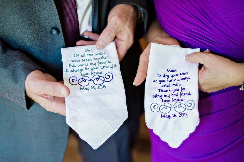 18 fotos de padres del día de la boda Padres de la novia con pañuelos personalizados.