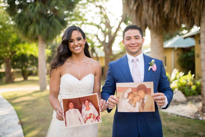 18 fotos de padres del día de la boda Pareja sostiene fotos de sus padres el día de su boda.