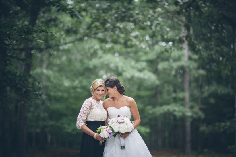 18 fotos de padres del día de la boda novia y su madre comparten un abrazo