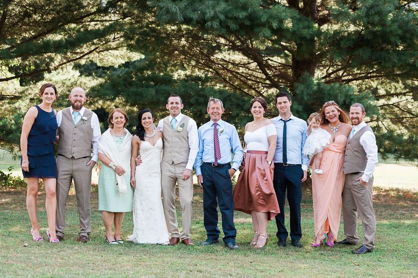 18 fotos de padres del día de la boda pareja posada con miembros de la familia