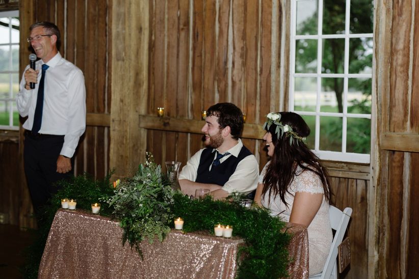 18 fotos de padres del día de la boda Los recién casados sonríen mientras el padre da un discurso