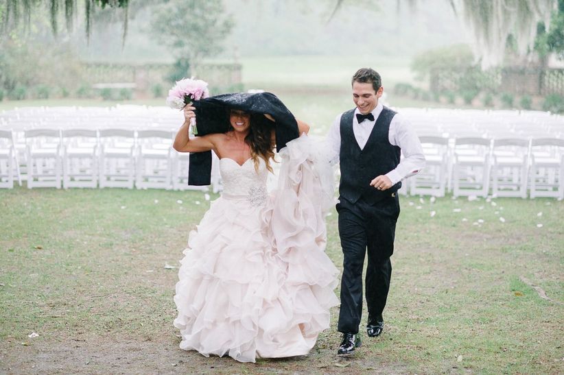 Las fotos más románticas de bodas reales día de la boda lluviosa novia y el novio