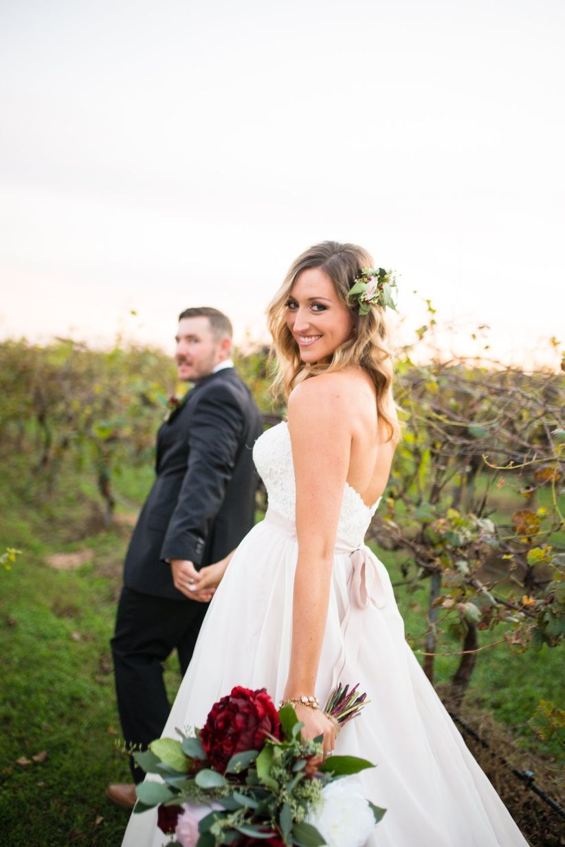 Las fotos más románticas de bodas reales novios en viñedo al atardecer