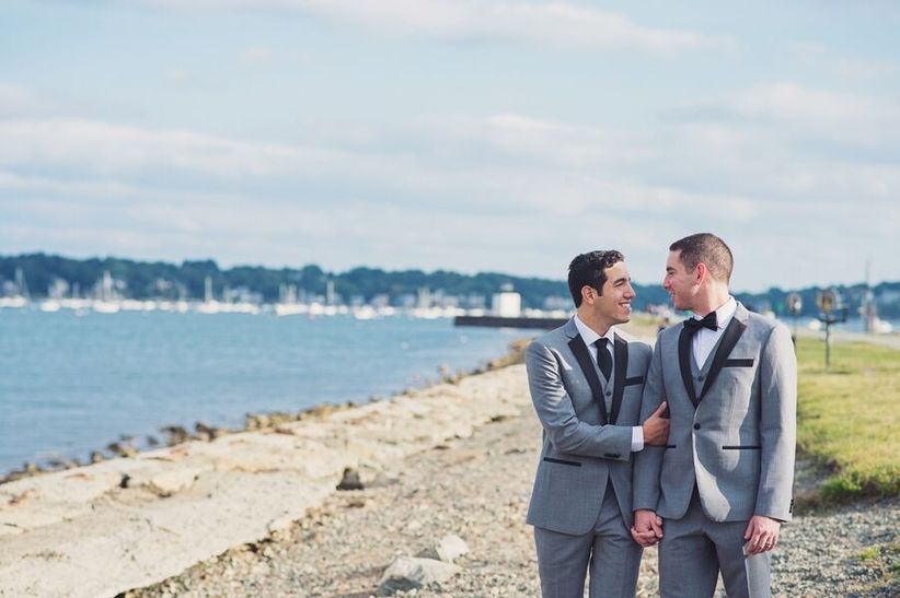 Las fotos más románticas de bodas reales novios caminando afuera